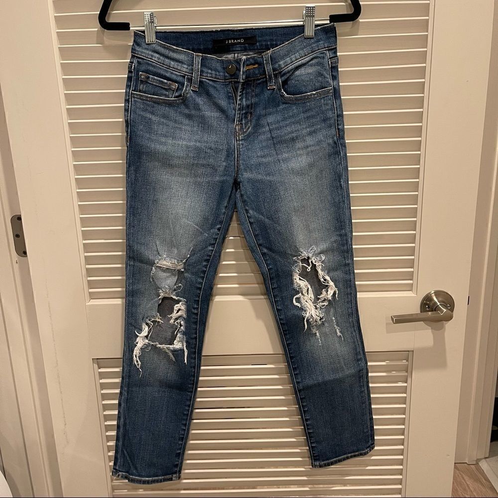 𝅺distressed J brand relaxed crop jean